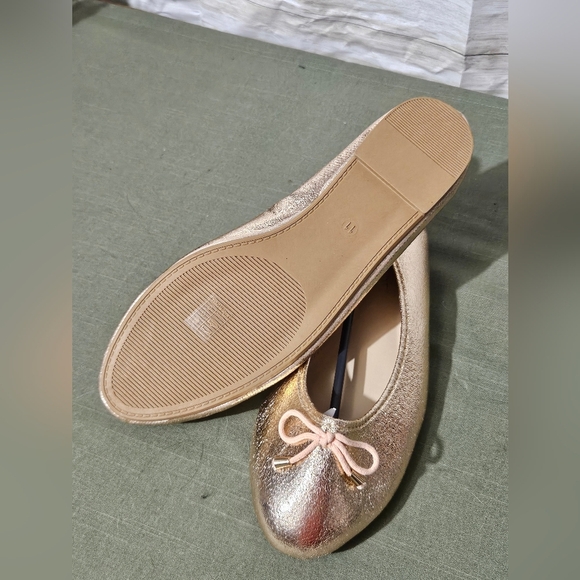 Musshoe Chic Gold Loafers with Bow Accent - Picture 7 of 10